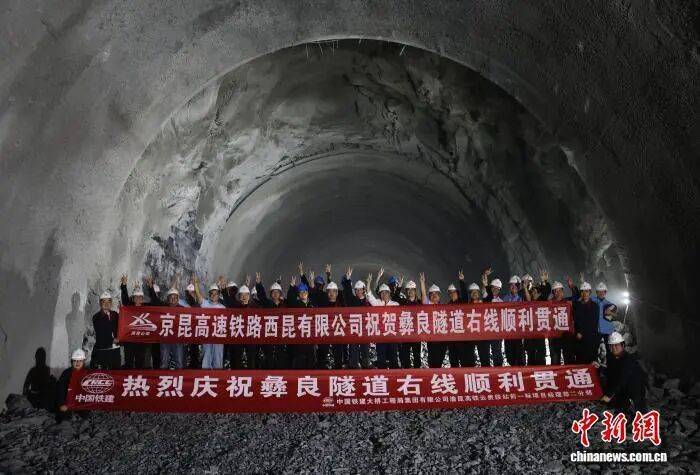 皇冠信用网开户
_昆明出发皇冠信用网开户
,2.5小时到重庆,3小时到成都!渝昆高铁最新进展→