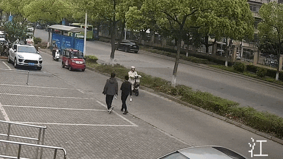 皇冠信用网代理注册
_事故频发皇冠信用网代理注册
！电动自行车“挡风被”到底该不该用？