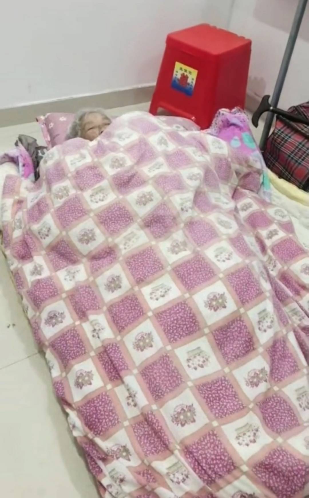 美国 vs 尼加拉瓜
_江苏南通94岁老人被发现在楼道打地铺美国 vs 尼加拉瓜
，社区：子女轮流赡养，可能送来时人不在家